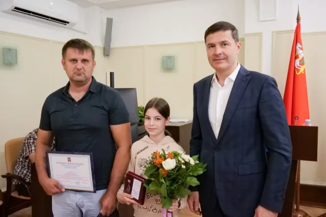 Владимир Волков вручил спортсменке из Люберец знак отличия